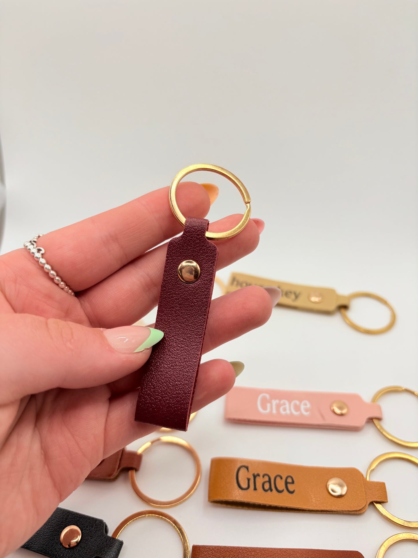 Personalized Keychain | Custom Name Keyring | Key Tag with Gold Ring | 7cm – Choice of Color and Text